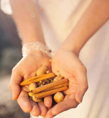 spices in hand
